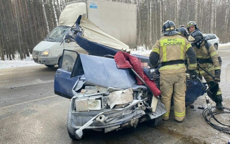 В Татарстане после лобового столкновения скончался 20-летний водитель