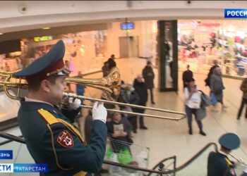 «Это поднимает наш дух»: оркестр Росгвардии выступил в торговом центре Казани