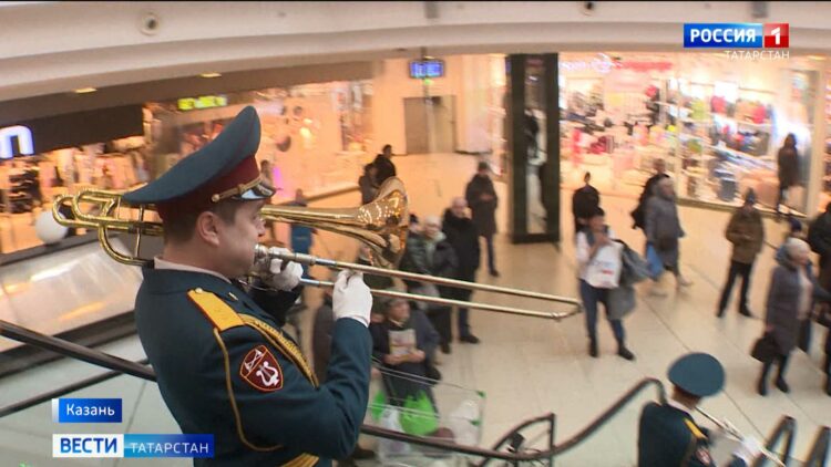 «Это поднимает наш дух»: оркестр Росгвардии выступил в торговом центре Казани