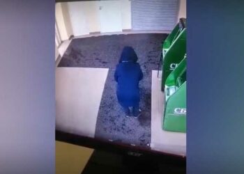 В Азнакаево женщина подожгла тамбур в отделении Сбербанка