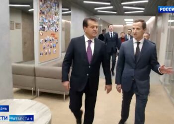 Метшин осмотрел здание администрации Советского района после капремонта