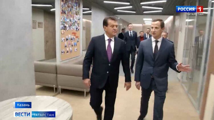 Метшин осмотрел здание администрации Советского района после капремонта