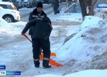 Власти Казани заявили о нехватке техники и реагентов для очистки тротуаров
