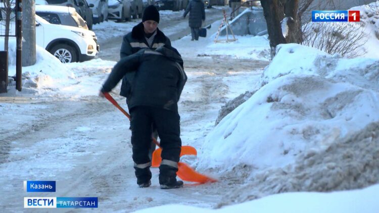 Власти Казани заявили о нехватке техники и реагентов для очистки тротуаров