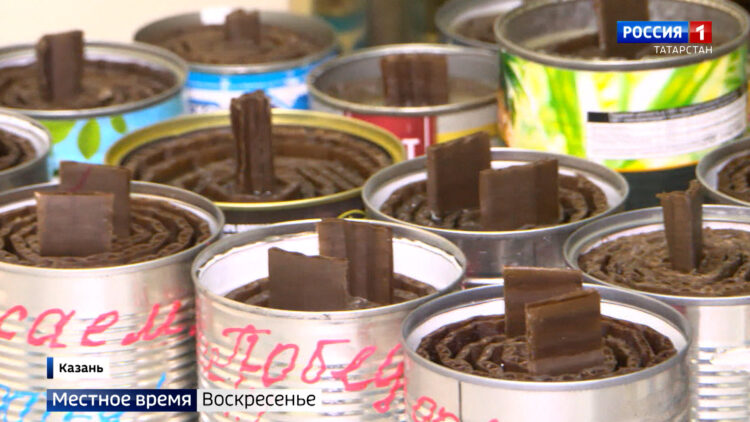 Домашняя лапша, окопные свечи, открытки и сухой душ: что татарстанцы отправляют в зону спецоперации