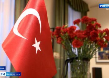 «Для меня турецкий народ очень близкий»: казанцы несут вещи в генконсульство Турции