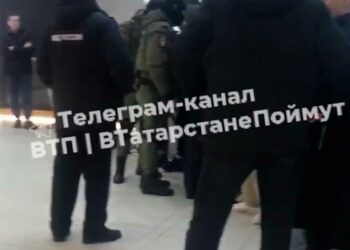 В одном из ТЦ Казани правоохранители задержали толпу парней