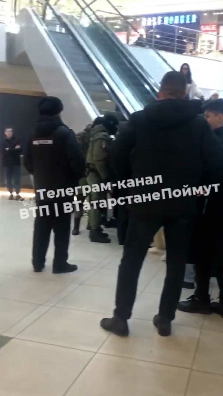 В одном из ТЦ Казани правоохранители задержали толпу парней