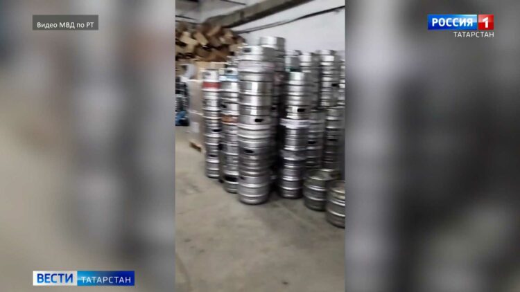 Полицейские Нижнекамска накрыли склад с нелегальным алкоголем и контрафактным табаком