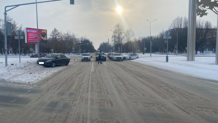 В Нижнекамске при столкновении иномарок на перекрестке пострадала девочка