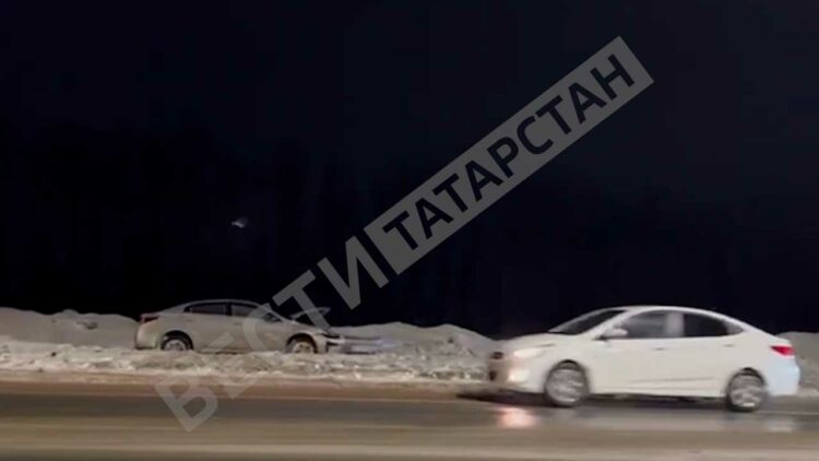 На въезде в Казань при ДТП иномарка вылетела в кювет