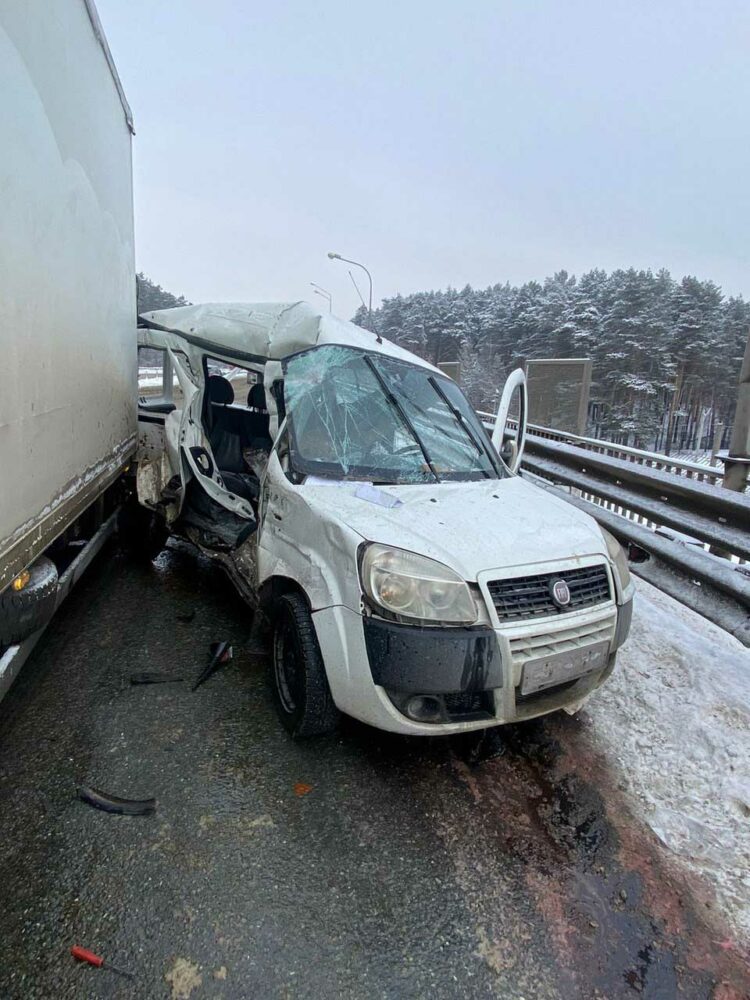 Женщина-водитель погибла, влетев в грузовик на трассе в Татарстане