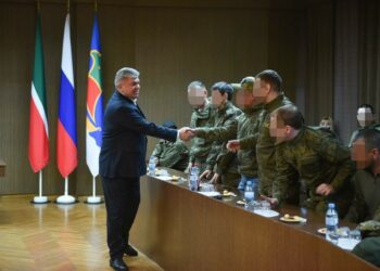 Магдеев встретился с челнинцами, прибывшими в краткосрочный отпуск из зоны СВО