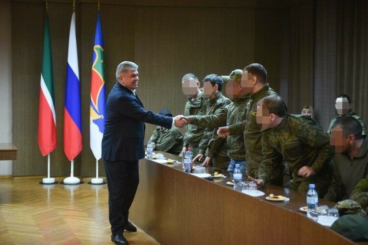 Магдеев встретился с челнинцами, прибывшими в краткосрочный отпуск из зоны СВО