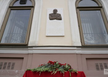 В КФУ открыли мемориальную доску режиссеру Станиславу Говорухину