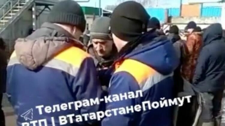 В Казани водители мусоровозов устроили забастовку из-за низких зарплат