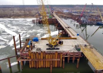 На обходе Нижнекамска и Челнов завершили устройство техмоста через Каму