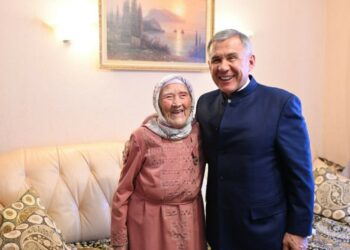 Рустам Минниханов поздравил жительницу Казани со столетним юбилеем