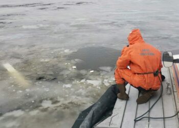 В Верхнеуслонском районе ищут рыбака, провалившегося под лед Волги