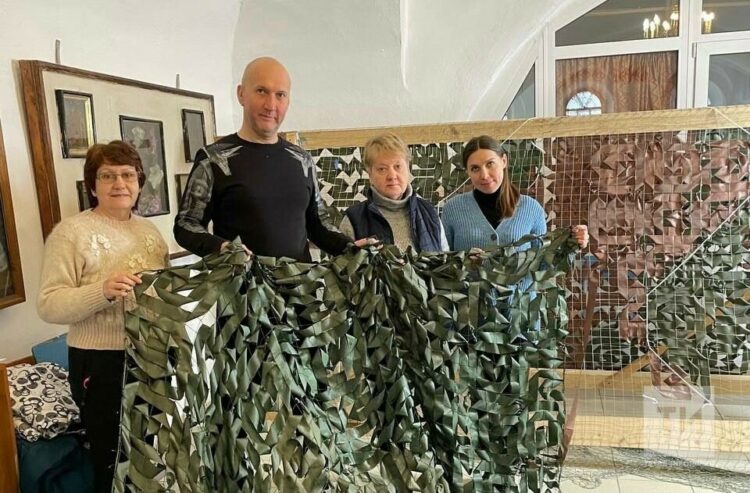 В Лаишевском районе прихожанки церкви шьют для бойцов маскировочные сети