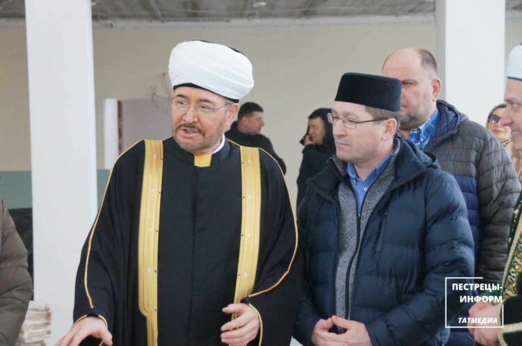 Председатель ДУМ РФ посетил строящуюся в селе Татарстана мечеть