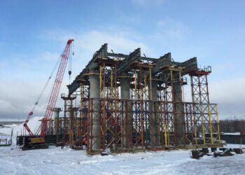 На обходе Нижнекамска и Челнов монтируют пролет моста через Авлашку