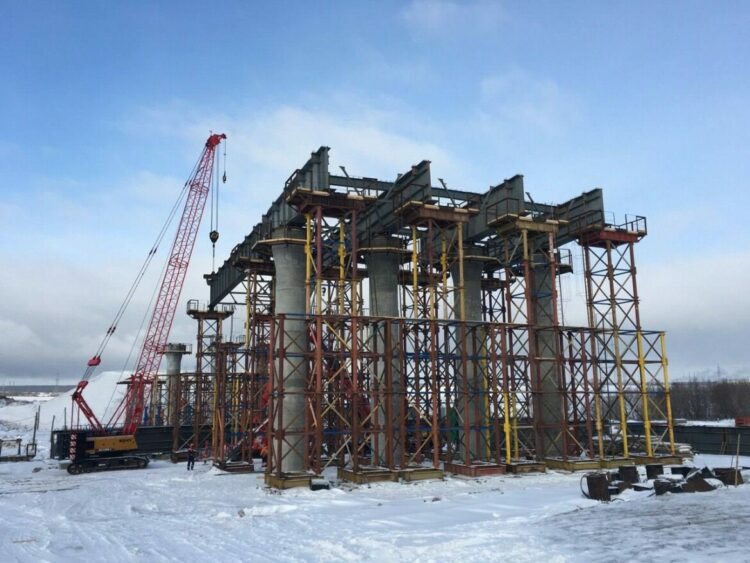 На обходе Нижнекамска и Челнов монтируют пролет моста через Авлашку