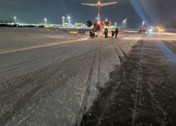 В аэропорту Казани самолет выкатился за взлетно-посадочную полосу