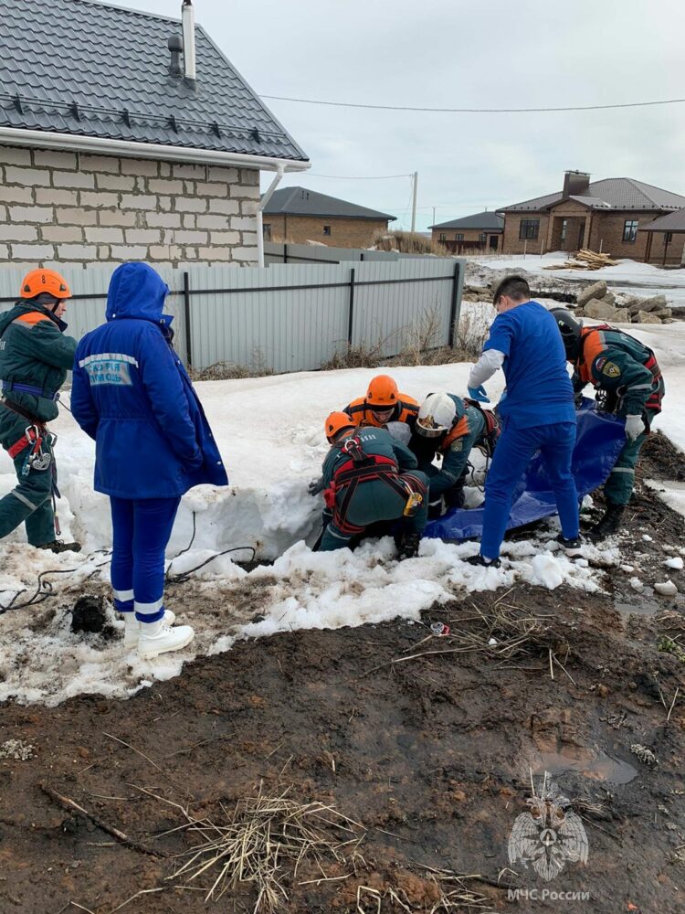 В Татарстане спасатели вытащили женщину, упавшую в колодец