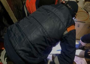 В Казани спасатели освободили девушку, в ногу которой вонзился брус с гвоздем