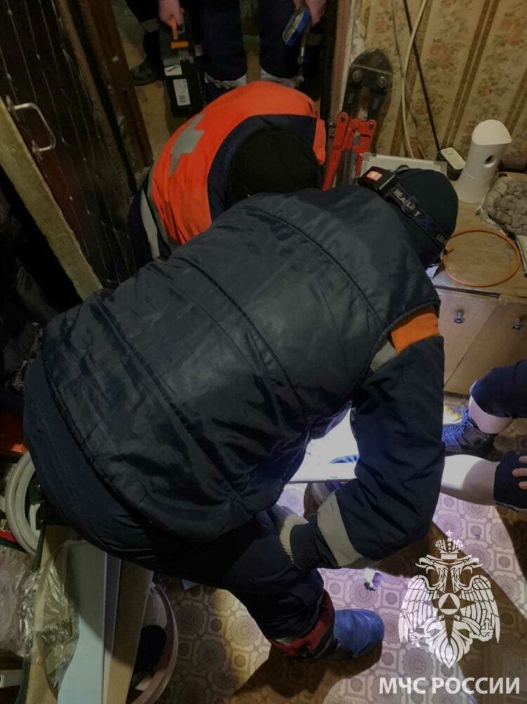 В Казани спасатели освободили девушку, в ногу которой вонзился брус с гвоздем