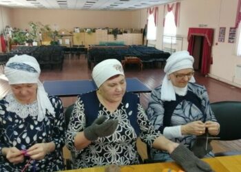 Для мобилизованных татарстанцев в Буинском районе вяжут варежки