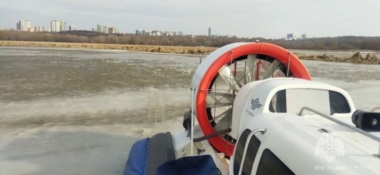 В Казани спасли провалившегося под лед рыбака