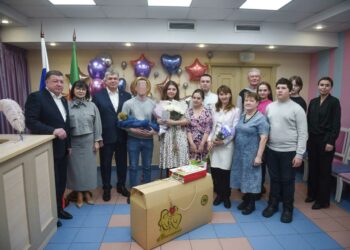 Наиль Магдеев поздравил семью военнослужащего с рождением сына