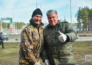 Мэр Набережных Челнов и депутаты высадили 300 рябин