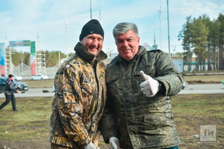 Мэр Набережных Челнов и депутаты высадили 300 рябин