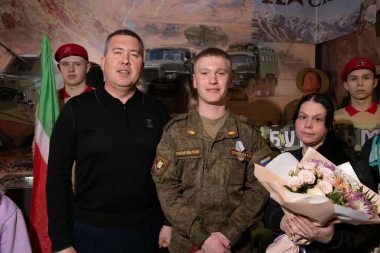 Командиру танка из Бугульмы вручили медаль «За отвагу»