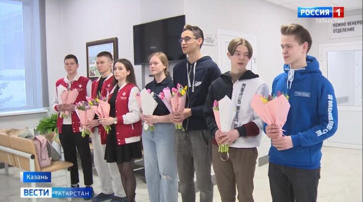 «Им нужно уделять такое внимание»: активисты поздравили казанских медиков с 8 Марта