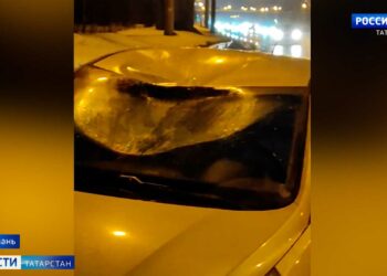 «Очень неприятная ситуация»: машину женщины в Казани разбила глыба, упавшая с моста
