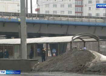 Оформили инцидент как ДТП: женщине, чью машину разбила глыба, пообещали помочь в досудебном порядке