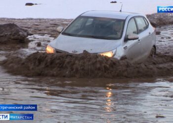 Увязают в грязи: жители поселков Казани жалуются на бездорожье