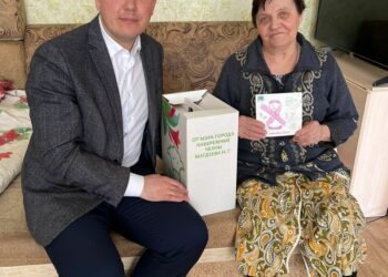 В Челнах мамы и жены военнослужащих начали получать подарки от мэра к 8 марта