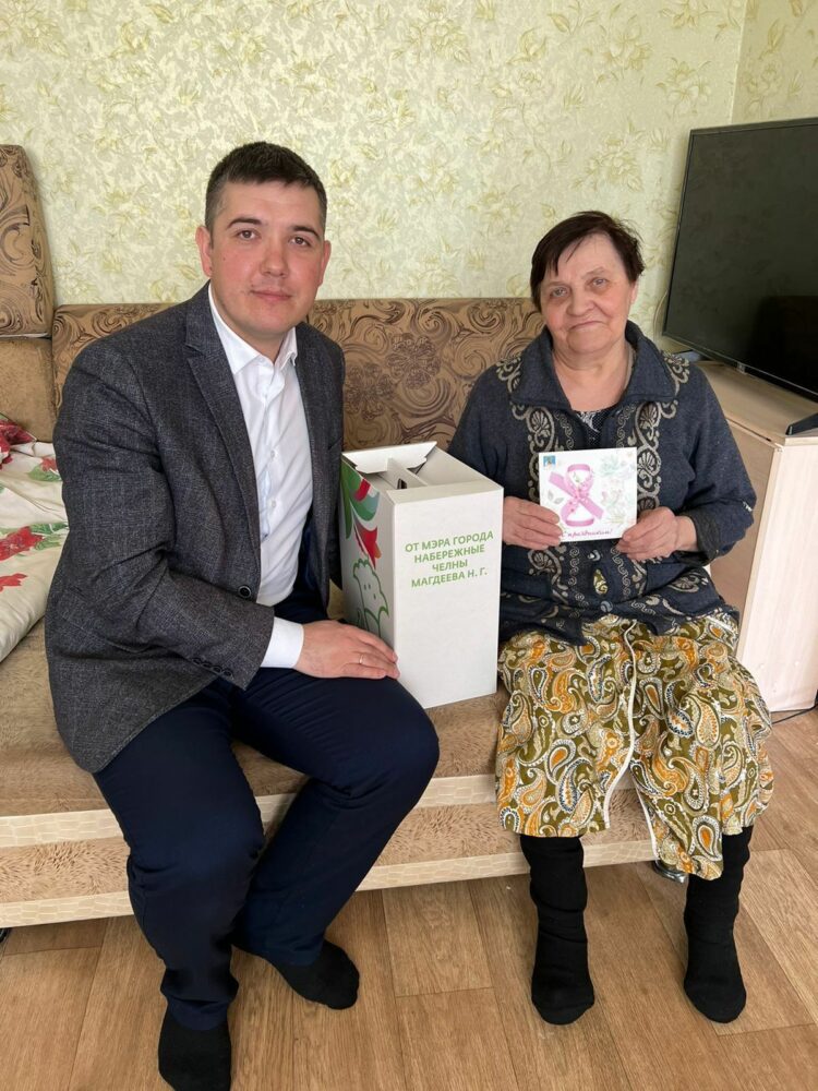 В Челнах мамы и жены военнослужащих начали получать подарки от мэра к 8 марта