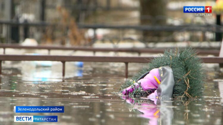 Вода наступает: в Татарстане подтопило кладбище, 26 участков и дороги