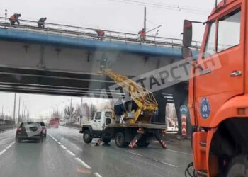В Казани от ледяных глыб начали чистить мост на проспекте Победы