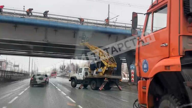 В Казани от ледяных глыб начали чистить мост на проспекте Победы