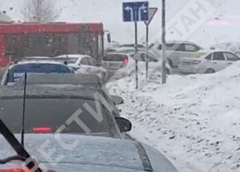На въезде в Казань образовалась большая пробка из-за лужи