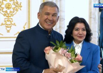 Рустам Минниханов вручил госнаграды татарстанским наставникам и педагогам