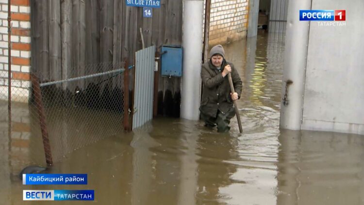 Люди по пояс в воде, утонули куры и скот: село в Татарстане накрыло талой водой