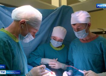 «Очень неприятная ситуация»: машину женщины в Казани разбила глыба, упавшая с моста